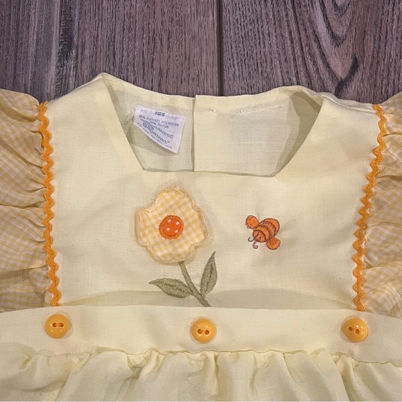 Adorable vintage yellow girls dress (no size tag) approx 6 months - Picture 3 of 5